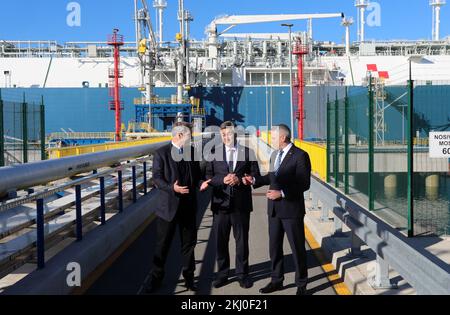 Der kroatische Premierminister Andrej Plenkovic mit Bundeskanzler der Republik Österreich Karl Nehammer und Premierminister des Bundeslandes Bayern, Markus Soeder, besuchte am 24. November 2022 das LNG-Terminal in Omisalj auf der Insel Krk, Kroatien. Foto: Goran Kovacic/PIXSELL Stockfoto