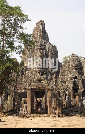 Südtor, Bayon-Tempel, Angkor Thom, Siem Reap, Kambodscha. Ausgeklügelte Struktur über dem Tor. Stockfoto