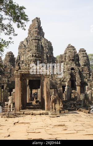 Südtor und Türme, Bayon Tempel, Angkor Thom, Siem Reap, Kambodscha. Stockfoto