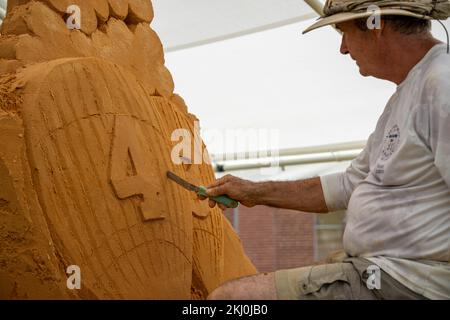 Sandskulpturenbauer, der an einer Sandskulptur arbeitet Stockfoto