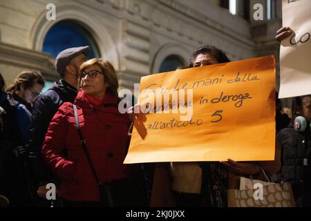 Sitzen Sie auf der Piazza Santi Apostoli in Rom, vor der Präfektur, organisiert von Bewegungen für das Recht auf Wohnraum. (Foto: Matteo Nardone / Pacific Press/Sipa USA) Stockfoto