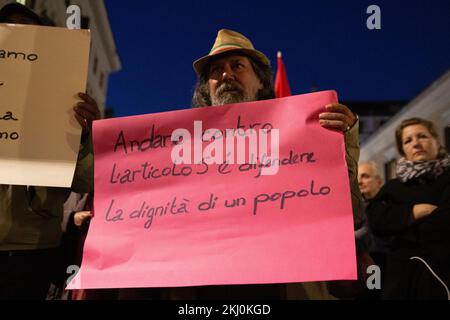 Sitzen Sie auf der Piazza Santi Apostoli in Rom, vor der Präfektur, organisiert von Bewegungen für das Recht auf Wohnraum. (Foto: Matteo Nardone / Pacific Press/Sipa USA) Stockfoto