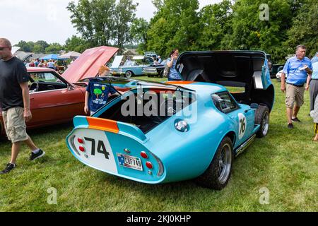 Ein blaues AC Shelby Cobra Daytona Coupé-Replikat, ausgestellt auf einer Autoshow in Fort Wayne, Indiana, USA. Stockfoto