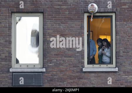 New York, Usa. 24.. November 2022. Zuschauer sehen die Macy's Thanksgiving Day Parade 96. in New York City am Donnerstag, den 24. November 2022. Die Parade begann im Jahr 1924 und schloss sie an die zweitälteste Thanksgiving-Parade in den USA mit der Thanksgiving-Parade in Detroit ab. Foto: John Angelillo/UPI Credit: UPI/Alamy Live News Stockfoto