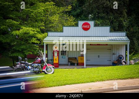 Alte, renovierte Parkgarage am Straßenrand mit Harley Davidson Motorrad Stockfoto