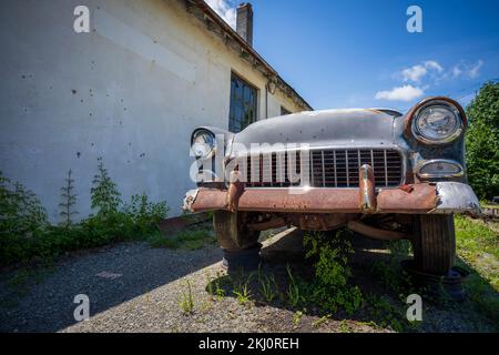 Altes rostiges Auto aus den 50ern Stockfoto