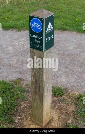 Vorsicht Fahrräder, die Off-Road-Pfade überqueren, starten im September am Campbell Park, Milton Keynes, Buckinghamshire, Großbritannien Stockfoto