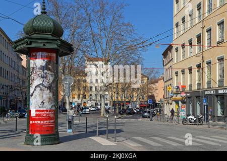 LYON, FRANKREICH, 7. März 2022 : Place de la Croix Rousse ist der Eckpunkt des gleichnamigen Viertels, an der Kreuzung von Hauptstraße und Th Stockfoto