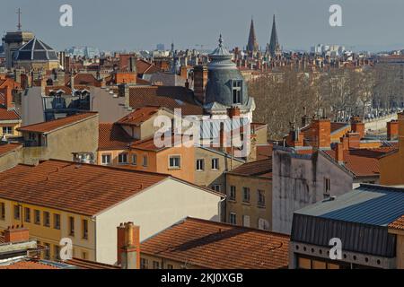 Abfahrten an den letzten Hängen des Viertels Croix-Rousse in Lyon, mit einigen modernen Gebäuden im Hintergrund Stockfoto