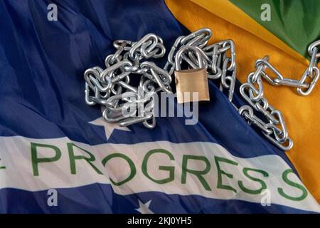 Kette, Vorhängeschloss und brasilianische Flagge symbolisieren die Sklaverei im Land Stockfoto