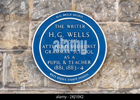 H.G. Wells, der Autor, Blue Plaque im Midhurst Grammar School Gebäude, wo er Schüler und Lehrer war, West Sussex, England, Großbritannien Stockfoto