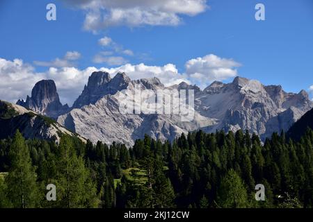 Croda Rossa mit der Cristallo Gruppe und Piz Popena im Hintergrund vom Prato Piazza Plateau aus gesehen Stockfoto