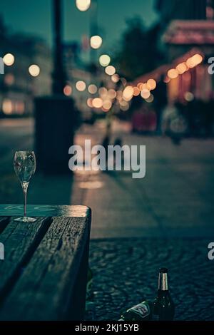 Ein leeres Glas auf der Bank Stockfoto