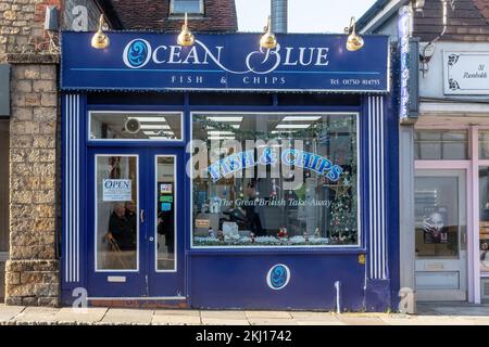 Das traditionelle Restaurant Ocean Blue mit Fish and Chips zum Mitnehmen befindet sich im Stadtzentrum von Midhurst, West Sussex, England, Großbritannien. Gäste warten drinnen Stockfoto