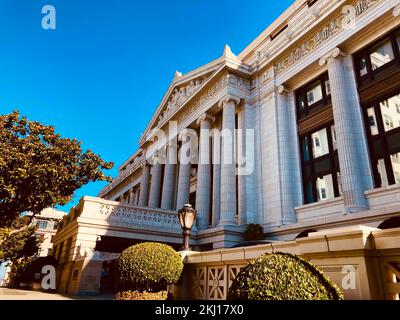 Ein flacher Winkel des Ritz-Carlton Hotels in San Francisco, Kalifornien, vor einem blauen Himmel Stockfoto