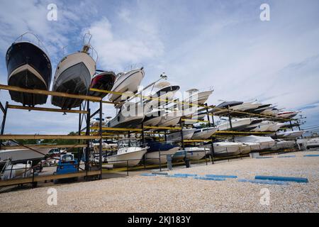 Viele Boote im Außenlager unter einem bewölkten Himmel Stockfoto