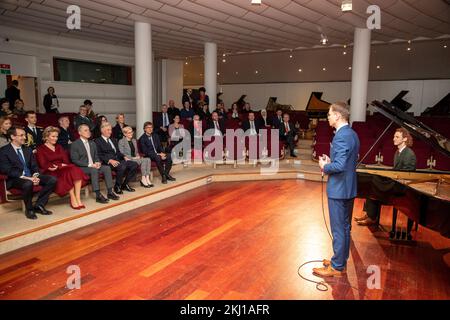 Königin Mathilde von Belgien (2L), Schweizer Präsident Ignazio Cassis, König Philippe - Filip von Belgien und Ehefrau des Schweizer Präsidenten Paola Rodoni Cassis, die bei einem königlichen Besuch im Musikinstrumentemuseum am Donnerstag, den 24. November 2022, in Brüssel zu sehen waren. Der Besuch findet während eines offiziellen Staatsbesuchs des Präsidenten der Schweizerischen Eidgenossenschaft statt. BELGA FOTO NICOLAS MAETERLINCK Kredit: Belga News Agency/Alamy Live News Stockfoto