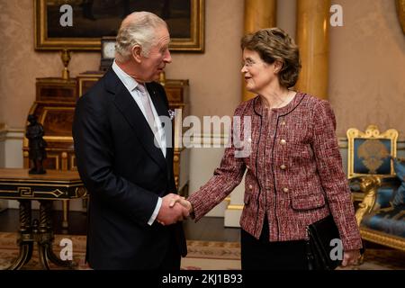 König Karl III. Hält eine Audienz mit dem Gouverneur von Südaustralien, Frances Adamson, im Buckingham Palace, London, ab. Foto: Donnerstag, 24. November 2022. Stockfoto