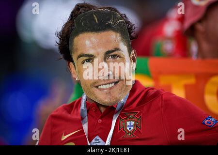 DOHA, KATAR - 24. NOVEMBER: Ein Fan Portugals wird mit einer Maske von Cristiano Ronaldo von Portugal vor dem Spiel der Gruppe H - FIFA Weltmeisterschaft Katar 2022 zwischen Portugal und Ghana im Stadion 974 am 24. November 2022 in Doha, Katar (Foto von Pablo Morano/BSR Agentur) Kredit: BSR Agency/Alamy Live News Kredit: BSR Agency/Alamy Live News Stockfoto