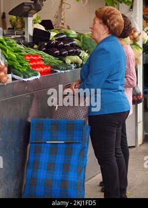 Obst und Gemüse auf einem Marktstand in Cadiz Stockfoto