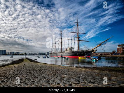 HMS Warrior hat im Hafen von Portsmouth vor der Werft festgemacht. Stockfoto