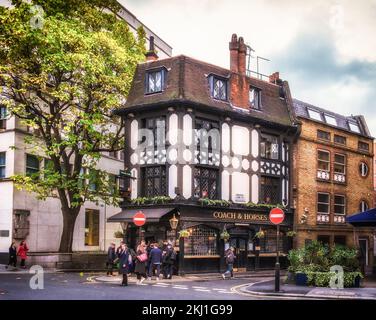 London, Großbritannien, September 2022, Blick auf die Fassade von Coach and Horses, ein Pub in Mayfair. Stockfoto