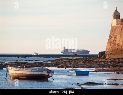 Boote am Castillo de Santa Catalina in Cadiz Stockfoto