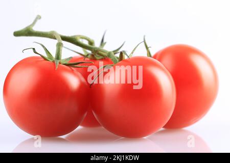 Nahaufnahme frischer, reifer Tomaten, isoliert auf weißem Hintergrund Stockfoto