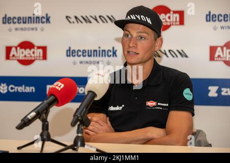 Niederländischer Mathieu Van der Poel auf einer Pressekonferenz über die bevorstehenden Cyclocross-Rennen, Donnerstag, den 24. November 2022 in Antwerpen. BELGA FOTO DAVID PINTENS Stockfoto