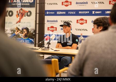 Niederländischer Mathieu Van der Poel auf einer Pressekonferenz über die bevorstehenden Cyclocross-Rennen, Donnerstag, den 24. November 2022 in Antwerpen. BELGA FOTO DAVID PINTENS Stockfoto