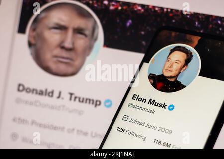 Brasilien. 24.. November 2022. In dieser Fotoabbildung wird das Twitter-Konto von Donald Trump auf einem Laptop-Bildschirm und das Twitter-Konto von Elon Musk auf einem Smartphone-Bildschirm angezeigt. (Kreditbild: © Rafael Henrique/SOPA Bilder über ZUMA Press Wire) Stockfoto