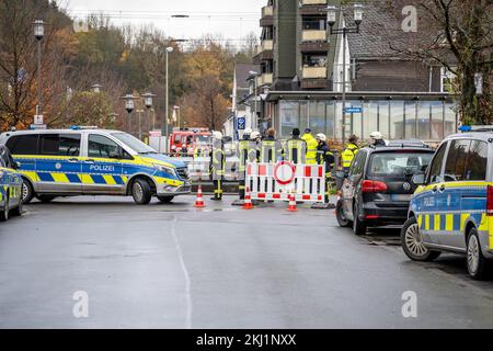 24. November 2022, Nordrhein-Westfalen, Grevenbrück: Polizei steht vor einem Bahnübergang. In Lennestadt ist ein Mann gestorben, nachdem er von einem Werkstattzug überfahren wurde. Der Vorfall ereignete sich am Donnerstag, etwa 50 Meter vom Bahnhof entfernt, im Bezirk Grevenbrück, laut einem Polizeisprecher. (Zu dpa 'der Mann wurde vom Werkstattzug getroffen - Tod in Lennestadt') Foto: Markus Klümper/dpa Stockfoto