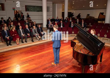 Königin Mathilde von Belgien (2L), Schweizer Präsident Ignazio Cassis, König Philippe - Filip von Belgien und Ehefrau des Schweizer Präsidenten Paola Rodoni Cassis, die bei einem königlichen Besuch im Musikinstrumentemuseum am Donnerstag, den 24. November 2022, in Brüssel zu sehen waren. Der Besuch findet während eines offiziellen Staatsbesuchs des Präsidenten der Schweizerischen Eidgenossenschaft statt. BELGA FOTO NICOLAS MAETERLINCK Kredit: Belga News Agency/Alamy Live News Stockfoto