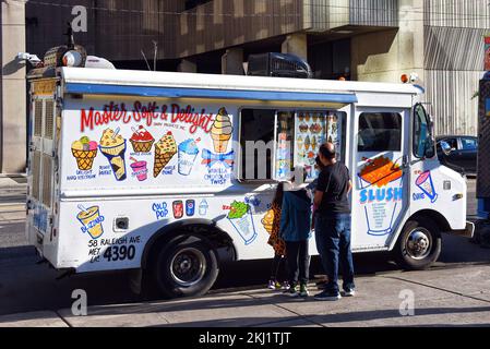 Toronto, Kanada - 11. August 2022: Die Familie wartet auf Leckereien in einem Master Soft and Delight Eiscreme-Truck auf der Queen Street vor Nathan Phill Stockfoto