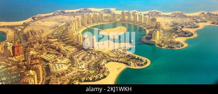 Banner Panorama der Perle-Katar, der künstlichen Insel im Persischen Golf, Doha, Katar, Nahost. Rundflug über Viva Bahriya und Bahriya Beach i Stockfoto