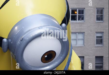 New York, Usa. 24.. November 2022. Die Leute beobachten aus einem Fenster, wie der Stuart der Minion Ballon die Parade entlang der Macy's Thanksgiving Day Parade 96. in New York City am Donnerstag, den 24. November 2022, fährt. Die Parade begann im Jahr 1924 und schloss sie an die zweitälteste Thanksgiving-Parade in den USA mit der Thanksgiving-Parade in Detroit ab. Foto: John Angelillo/UPI Credit: UPI/Alamy Live News Stockfoto