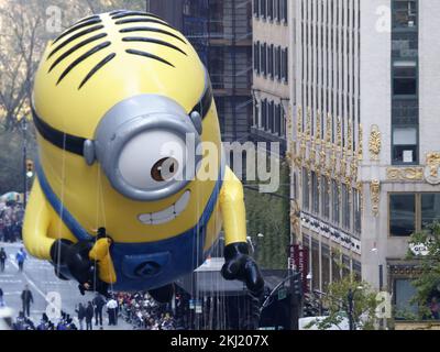 New York, Usa. 24.. November 2022. Der Ballon Stuart The Minion bewegt sich am Donnerstag, den 24. November 2022, bei der Macy's Thanksgiving Day Parade 96. in New York City entlang der Parade. Die Parade begann im Jahr 1924 und schloss sie an die zweitälteste Thanksgiving-Parade in den USA mit der Thanksgiving-Parade in Detroit ab. Foto: John Angelillo/UPI Credit: UPI/Alamy Live News Stockfoto