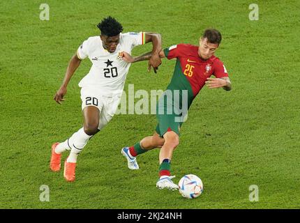 Ghanas Mohammed Kudus (links) und Portugals Otavio kämpfen um den Ball während des Gruppenspiels der FIFA-Weltmeisterschaft H im Stadium 974 in Doha, Katar. Foto: Donnerstag, 24. November 2022. Stockfoto