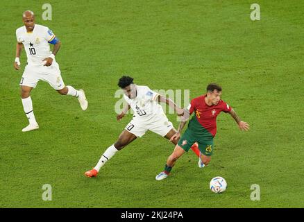 Portugals Otavio (rechts) und Ghanas Mohammed Kudus kämpfen um den Ball während des Gruppenspiels der FIFA-Weltmeisterschaft H im Stadium 974 in Doha, Katar. Foto: Donnerstag, 24. November 2022. Stockfoto