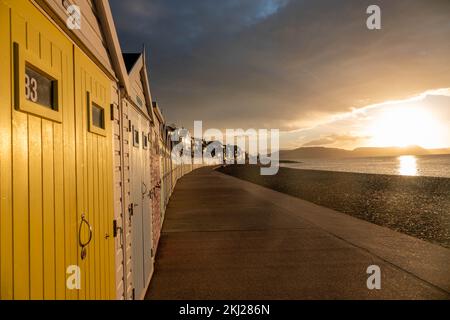 Strandhütten entlang der Promenade am Lyme Regis Dorest England kurz nach Sonnenaufgang Stockfoto