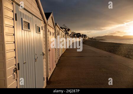 Strandhütten entlang der Promenade am Lyme Regis Dorest England kurz nach Sonnenaufgang Stockfoto