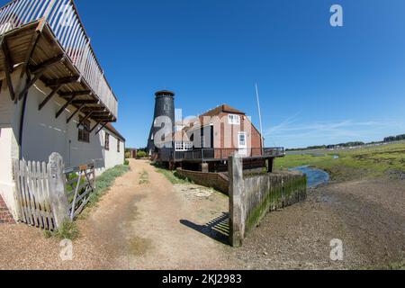 Blick auf die alte historische Mühle im Langstone Harbour mit Fischaugenlinse Stockfoto