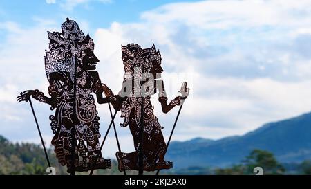 Schwarze Schattensilhouette alter traditioneller Marionetten von Bali Island - Wayang Kulit. Kultur, Religion, Kunstfestivals von balinesischem und indonesischem Volk. Stockfoto