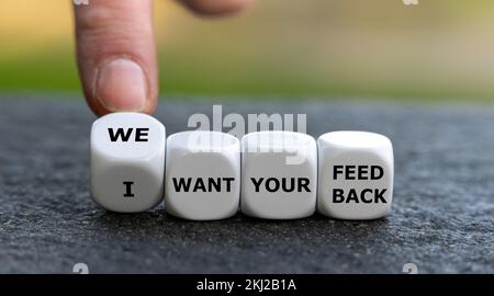 Würfel bilden den Ausdruck „Wir möchten Ihr Feedback“. Stockfoto