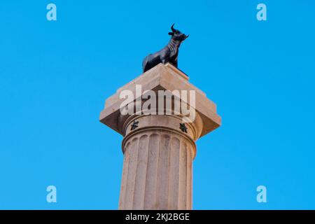 Ein Blick auf das beliebte El Torico, eine alte kleine Statue eines Stiers auf einer Säule, eines der Wahrzeichen von Teruel, Spanien, an einem sonnigen Herbsttag Stockfoto