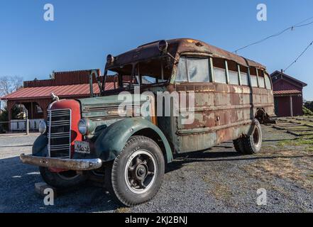 Berks County, Pennsylvania – 22. November 2022: Old Mack Bus parkt zur Weihnachtsdekoration auf der Christmas Tree Farm: Mack Trucks, Inc. Ist ein amerikanischer tr Stockfoto