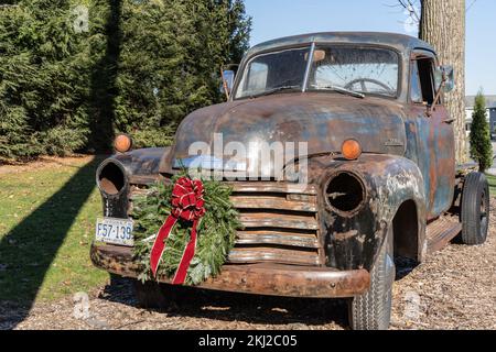 Lancaster County, Pennsylvania - 22. November 2022: Der alte Rusty Chevrolet-Truck wurde für die Weihnachtszeit dekoriert Stockfoto