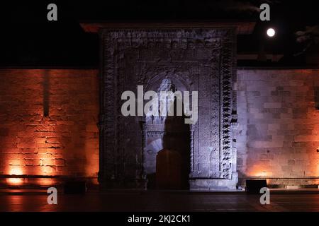 Nachtsicht, historischer Ort. Yakutiye Madrasa (Türkisch: Yakutiye Medresesi). Es ist eines der Symbole der Provinz Erzurum. Der Hintergrund ist voll Stockfoto