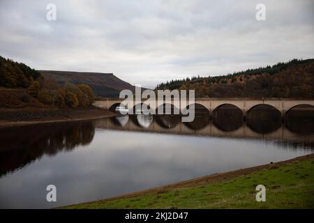 Bridge im Ladybower Reservoir mit Bamford Edge im Hintergrund, Derbyshire, Großbritannien. Stockfoto