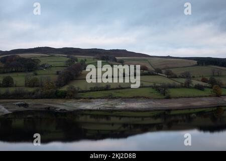 Derwent Edge aus dem Ladybower Reservoir, Derbyshire, Großbritannien. Stockfoto